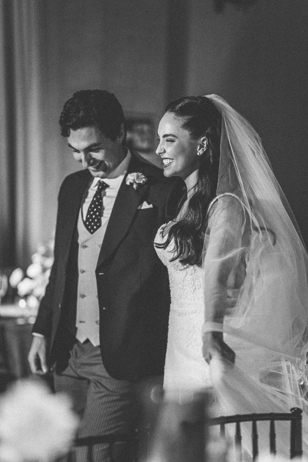 Casal em cerimônia de casamento elegante