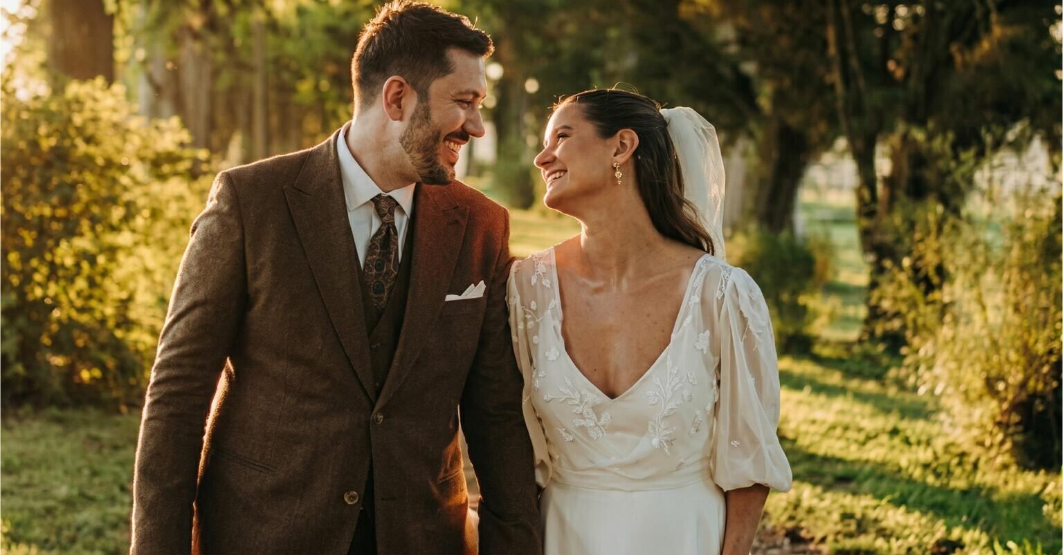 Noivo com traje de casamento sob medida